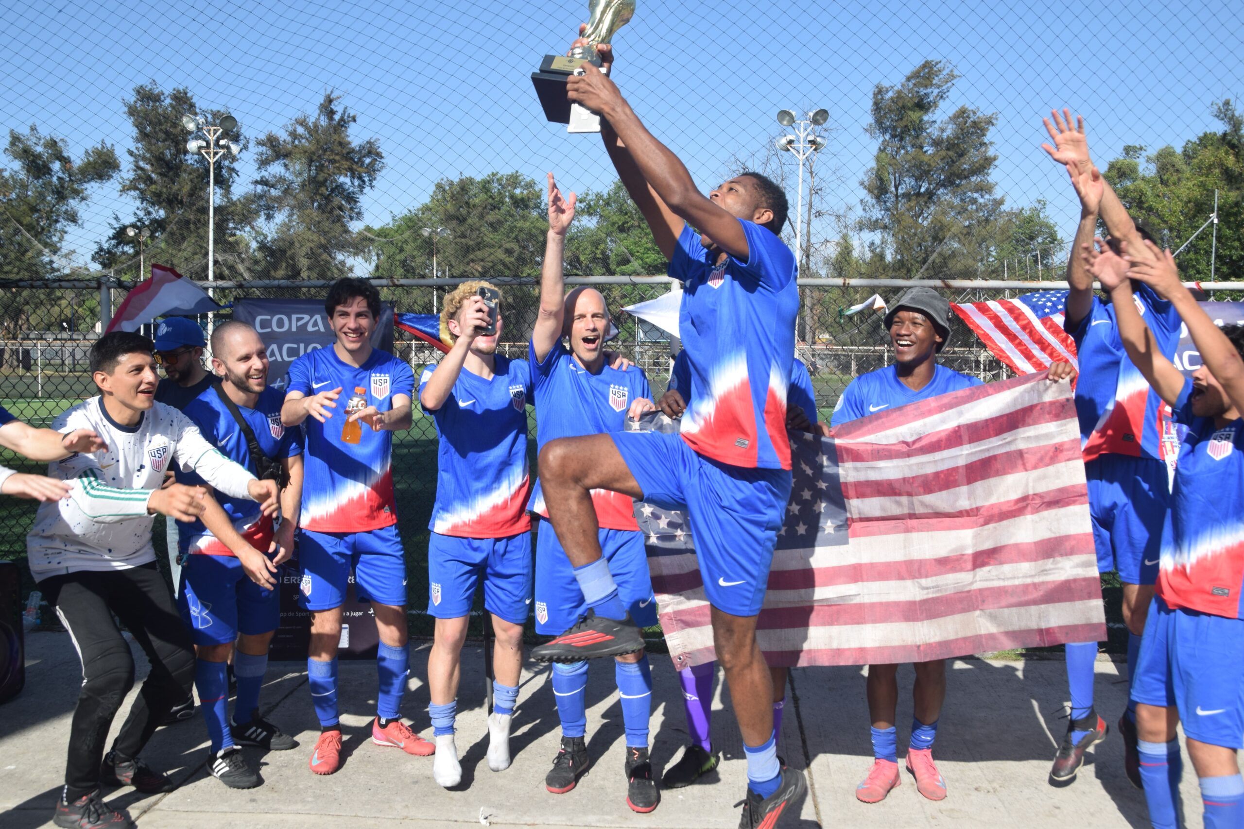 Equipo de Estados Unidos celebrando en la Copa de Naciones Sport12