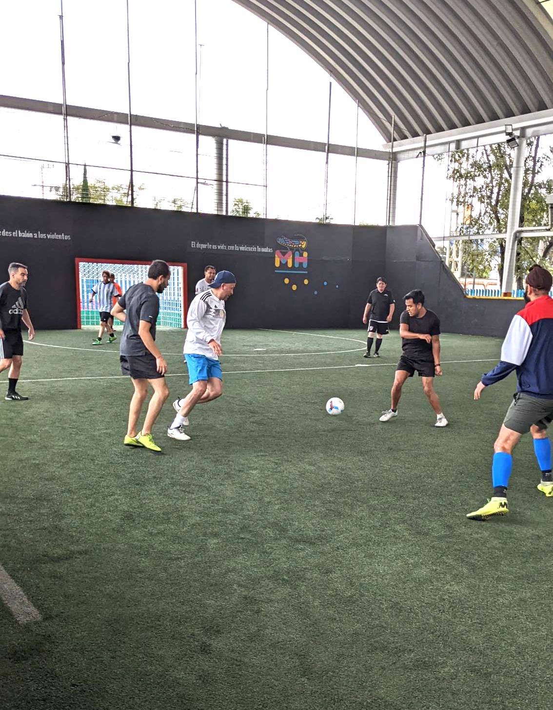 Noe y Alfredo peleando por el balón