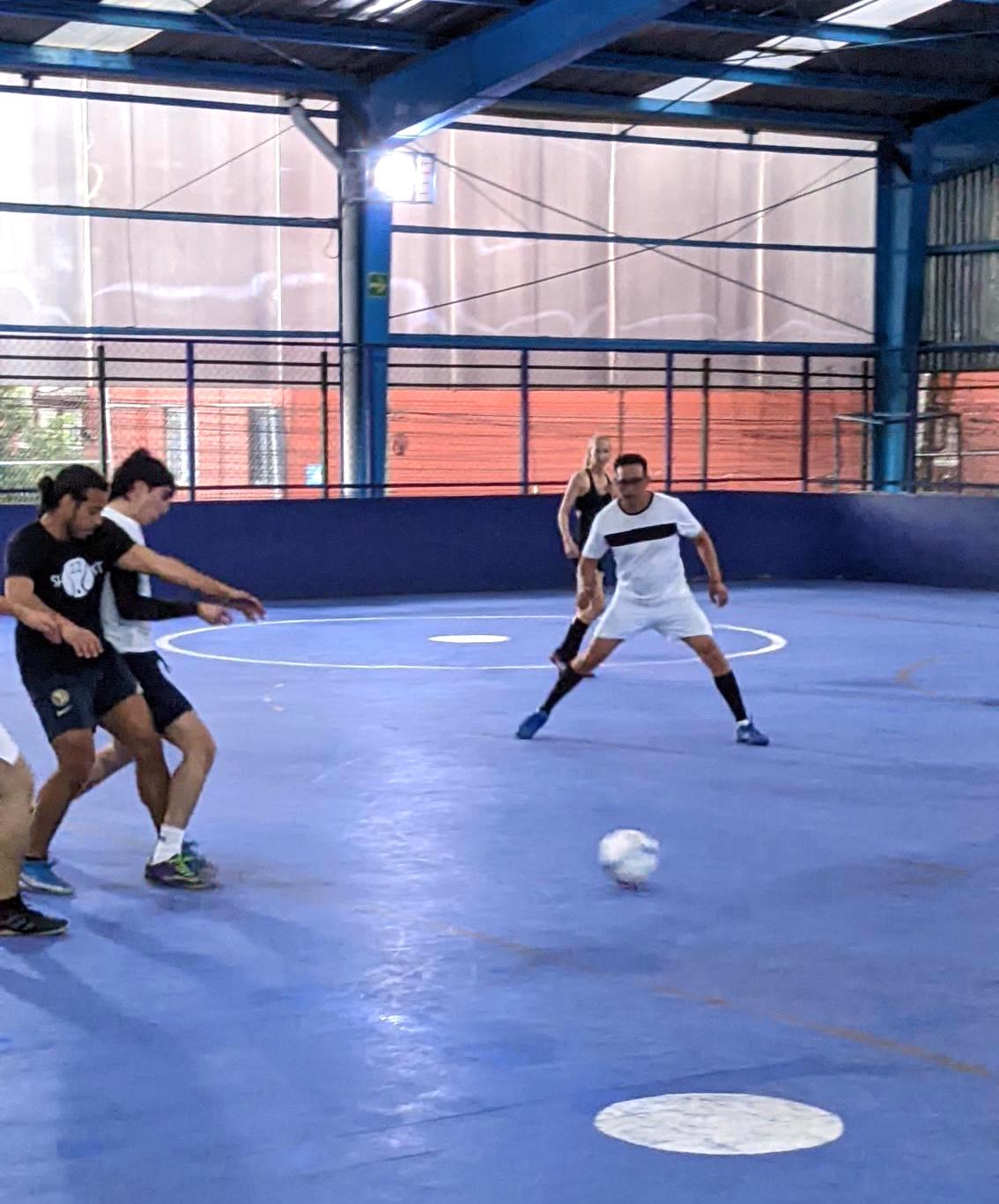 Angel y Santi peleando por el balón