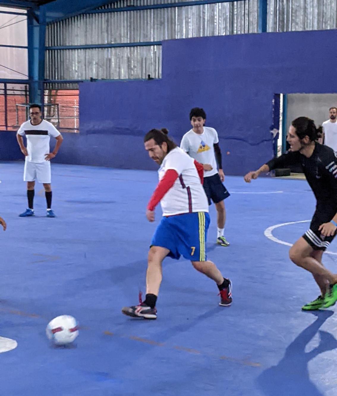 Fernando dando un pase de gol
