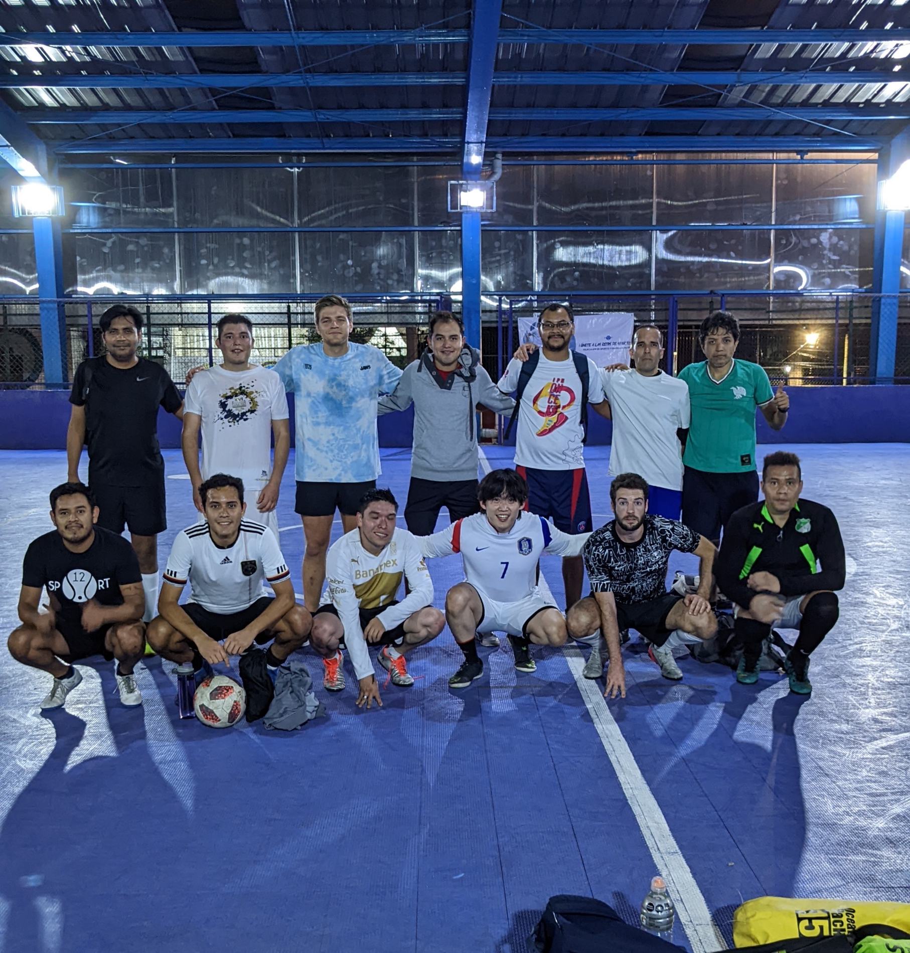Jugadores de una empresa en un partido de Sport12